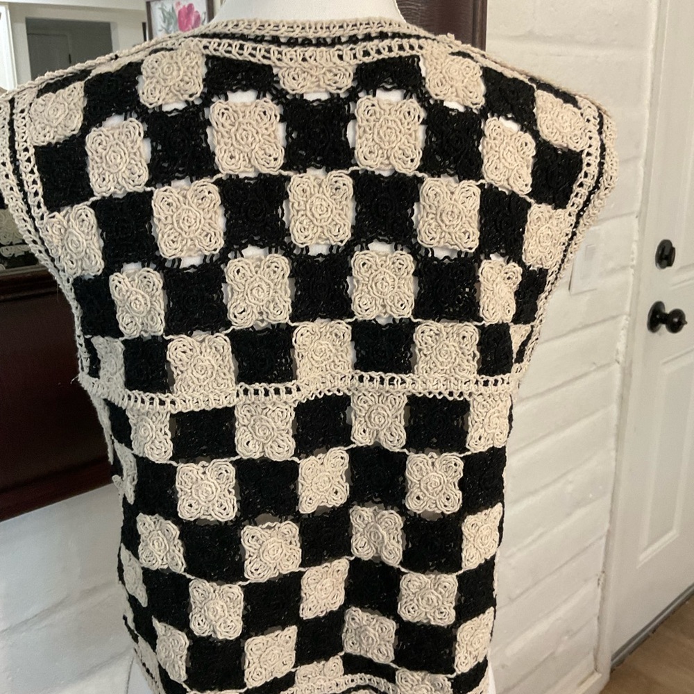 Boho Chic Retro Checkerboard Black and Cream Crochet Vest Size 6 - Picture 3 of 11